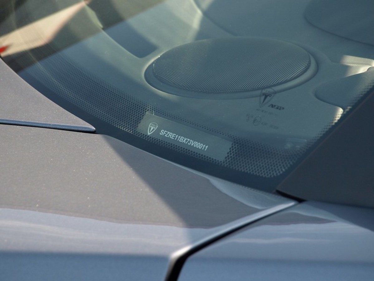 找到你的仪表盘上的VIN号码在驾驶座上的挡风玻璃。