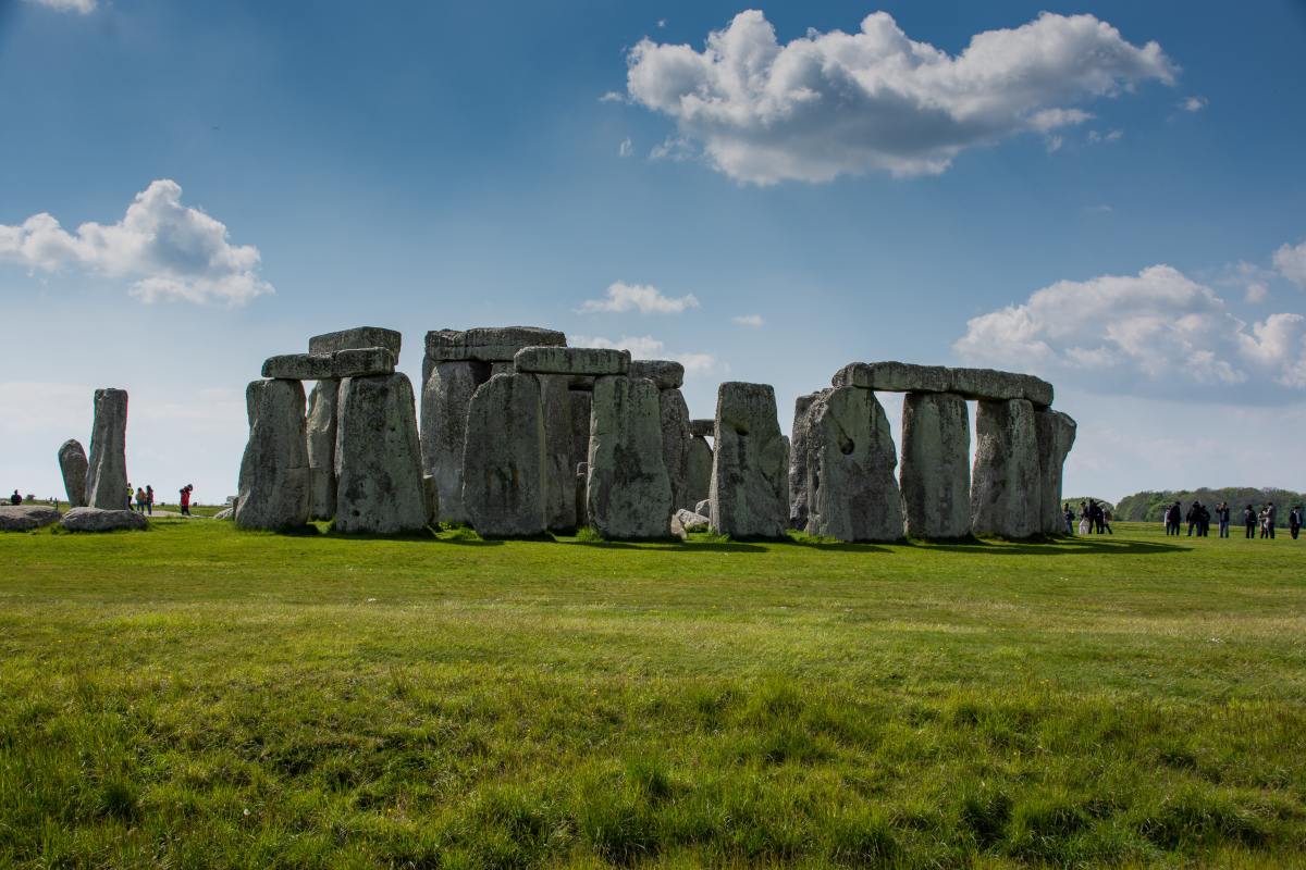 A photo of the very famous Stonehenge, the main tourist attraction for the episode "Unhenged."