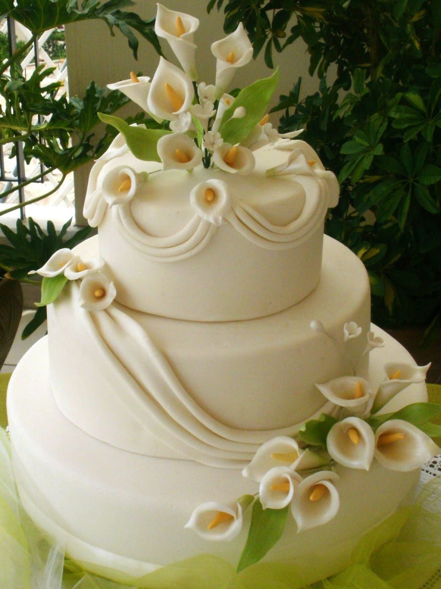 An elegant wedding cake carries your calla lily theme through your reception
