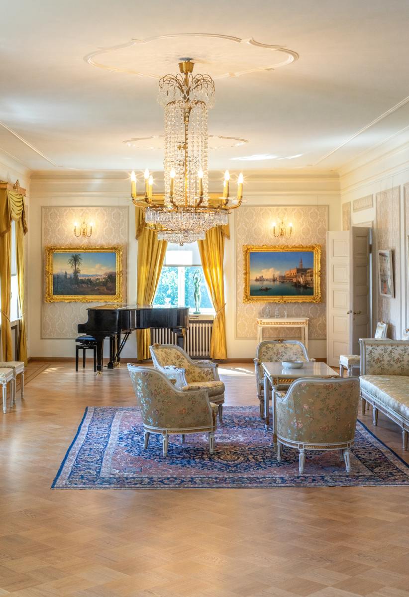 Leo wants their home to look royal. If they have the money to spare, they'll hang up a chandelier, decorate the walls with paintings in gold frames, and install golden curtains.