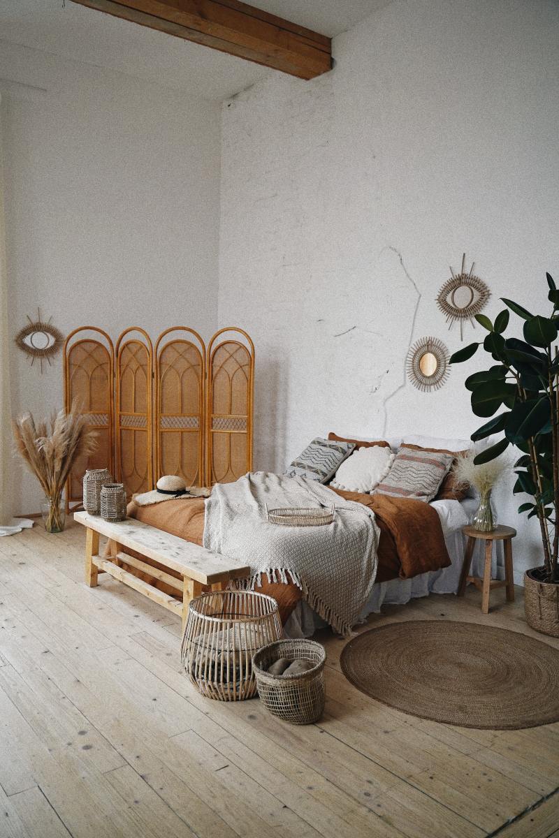 Virgo's bedroom should be a place of tranquility. There are many decorations in this picture that go with Virgo's aesthetic, particularly the vases of wheat-like material.