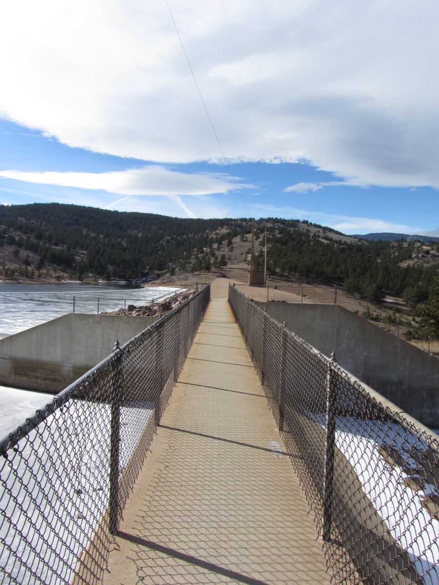 Walkway across the dam at Pinewood Reservoir