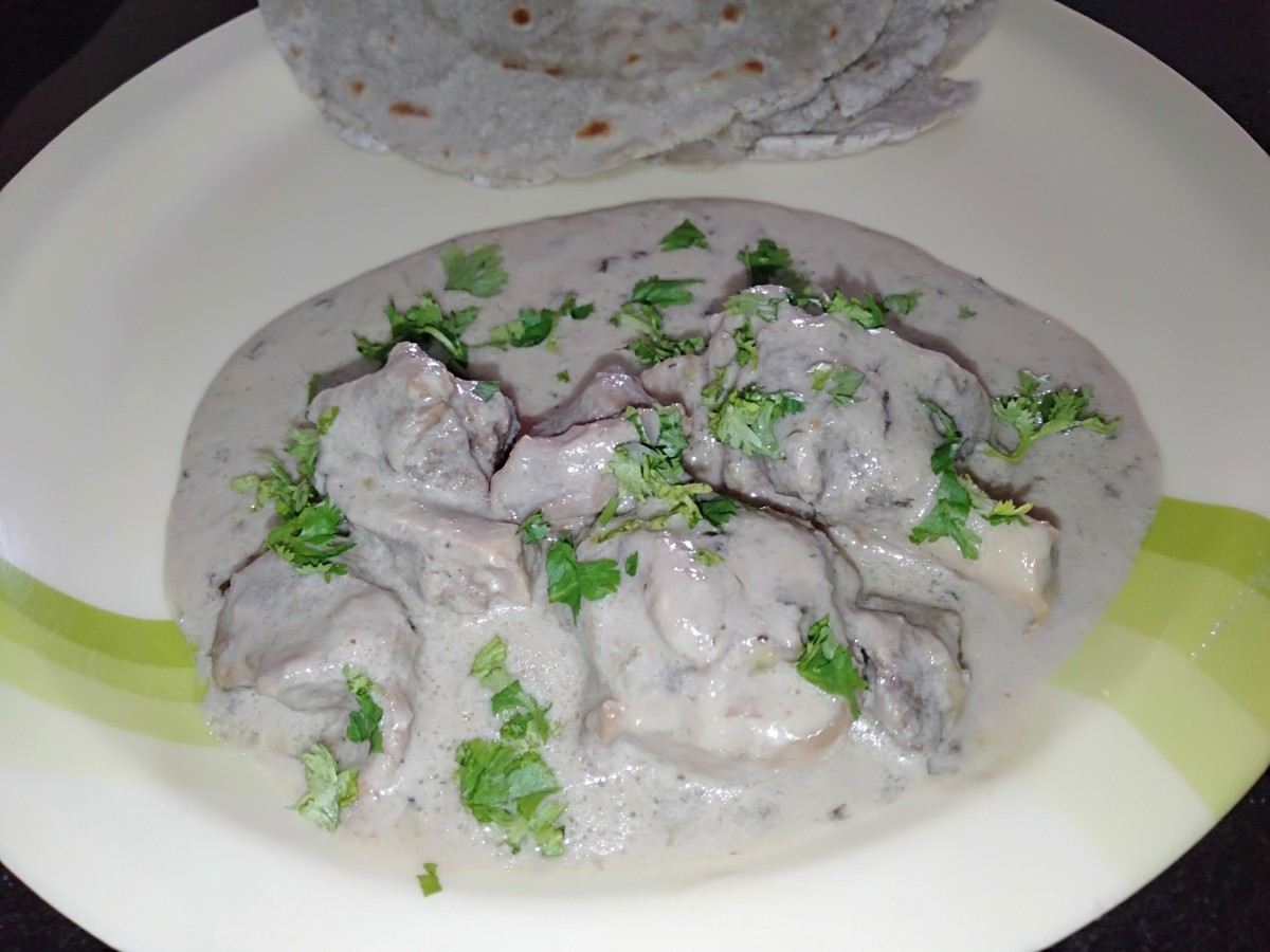 White mutton korma served with jowar roti.