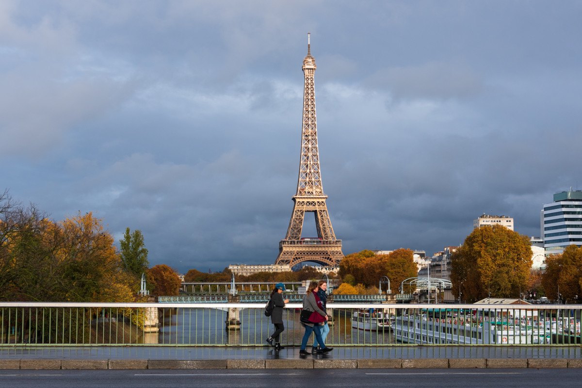 Video of the Eiffel Tower Being Struck by Lightning Is Pretty Darn ...