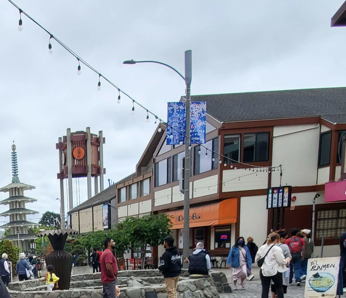 There are several restaurants within walking distance of Hotel Kabuki