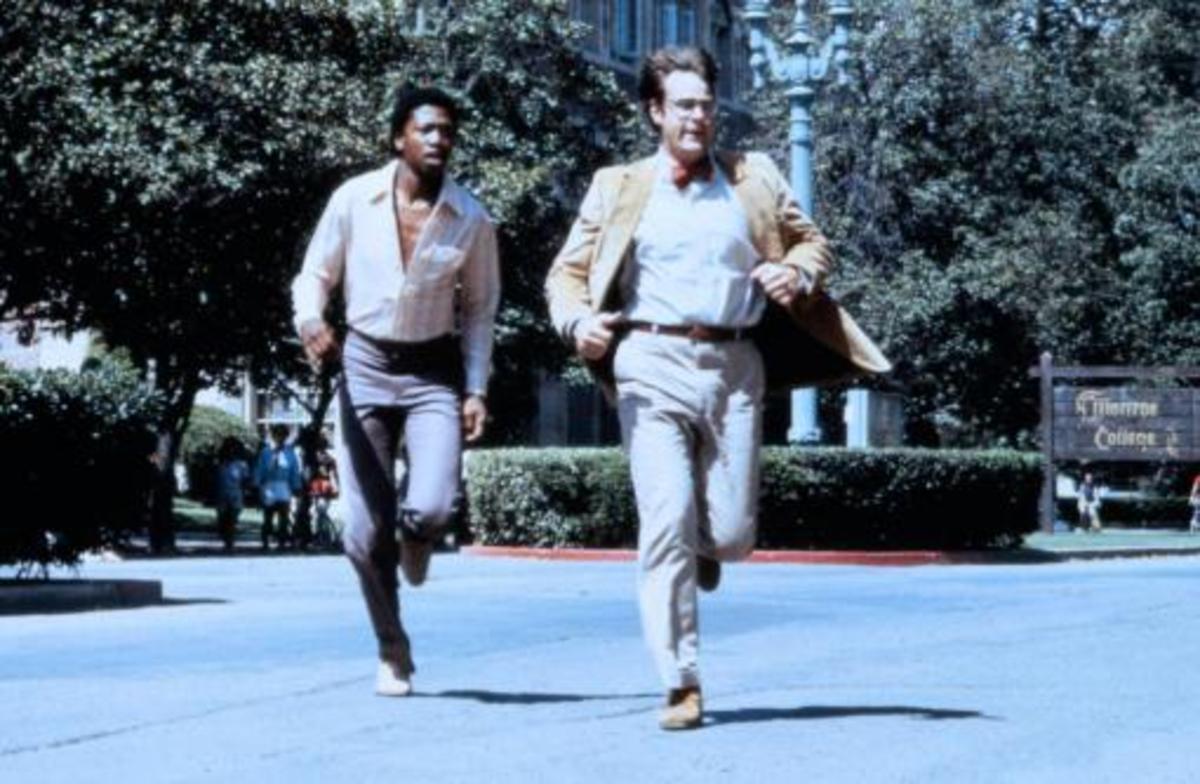 Diavolo (T.K. Carter) and Cliff (Dan Aykroyd) race through campus to stop Thelma from going to jail