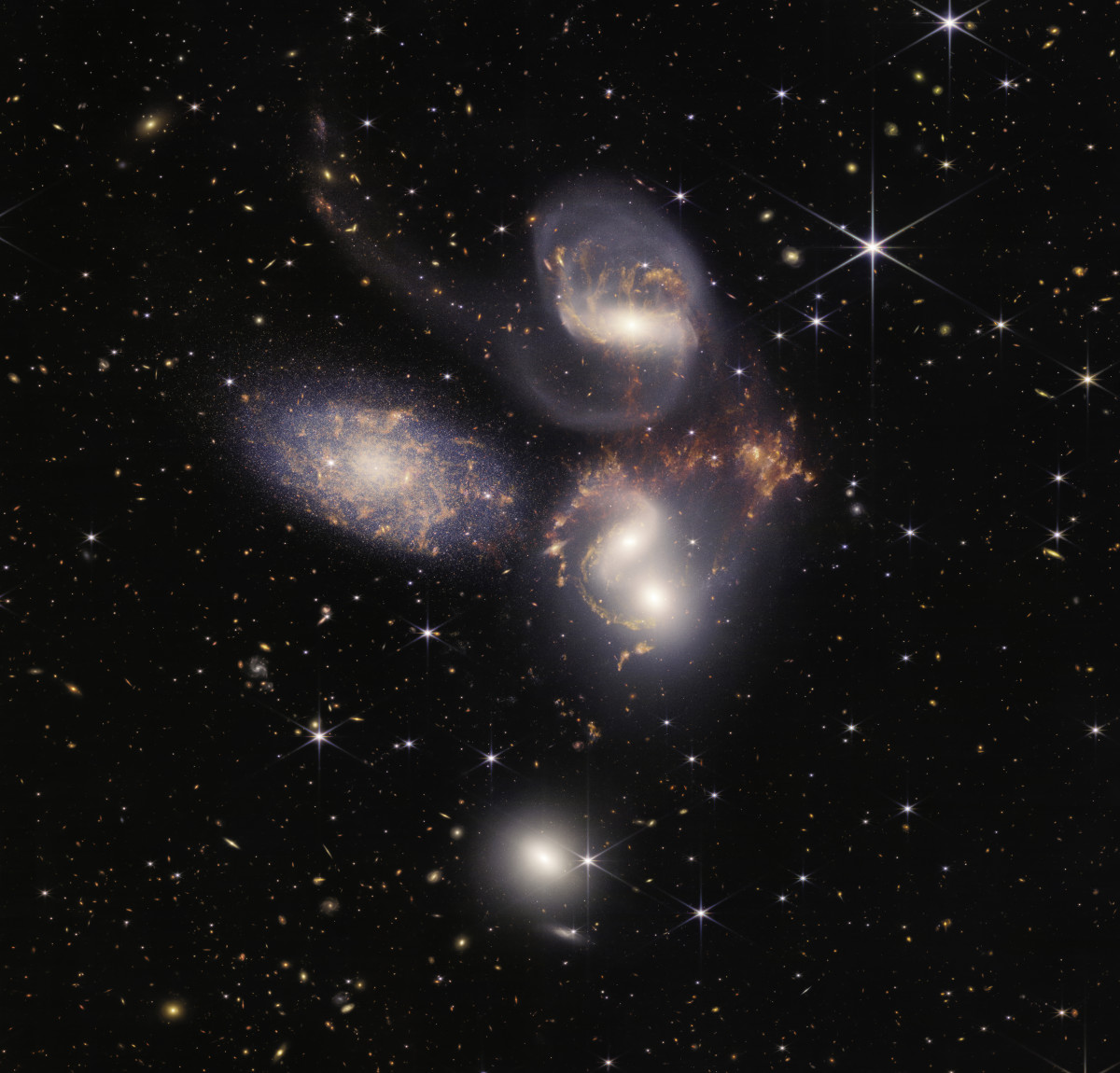 斯蒂芬五重奏的照片，一组五个星系彼此靠近。