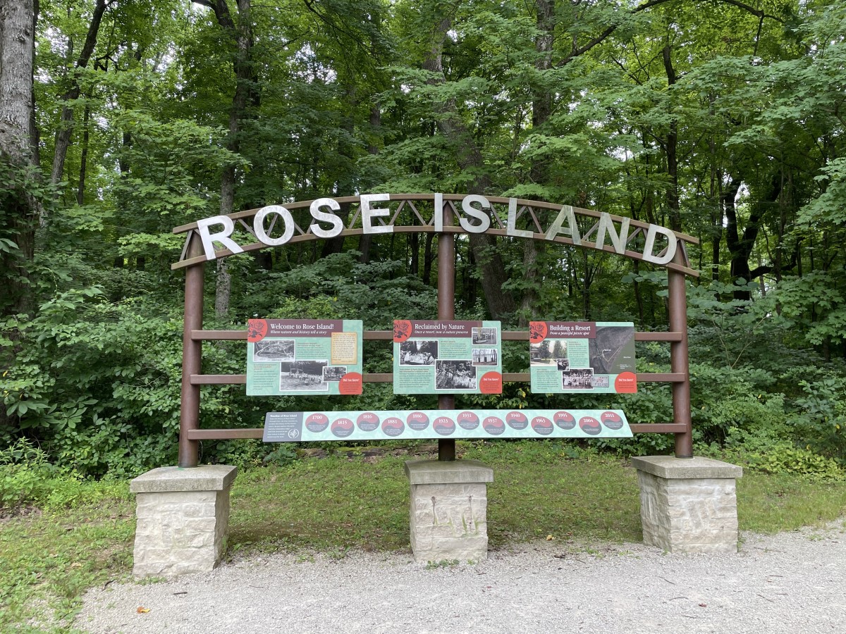 Rose Island is the skeleton of a great amusement park.