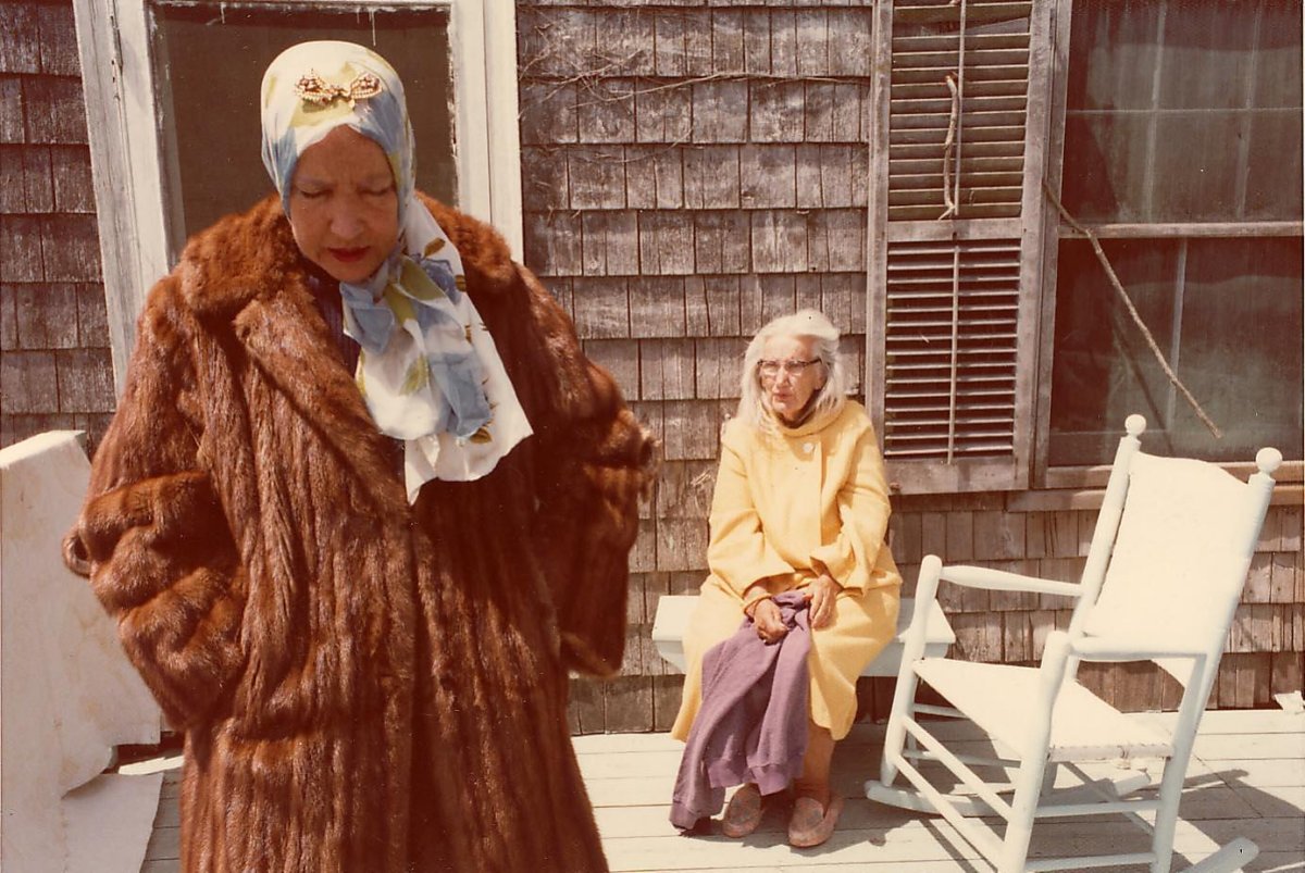 Ghosts, Squalor and Love: “Grey Gardens” (1975) Review