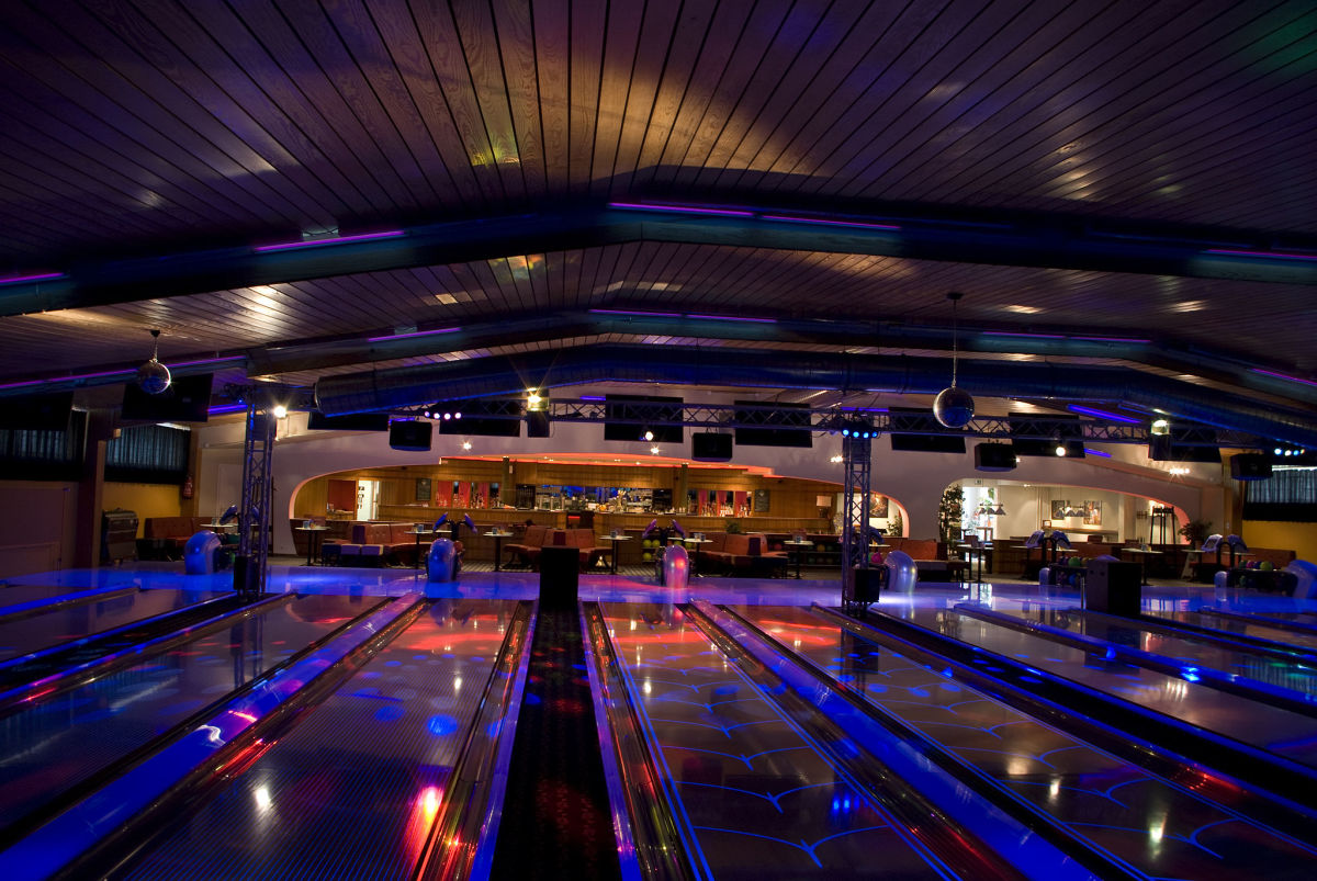 We love Cosmic Bowling-wikimedia commons