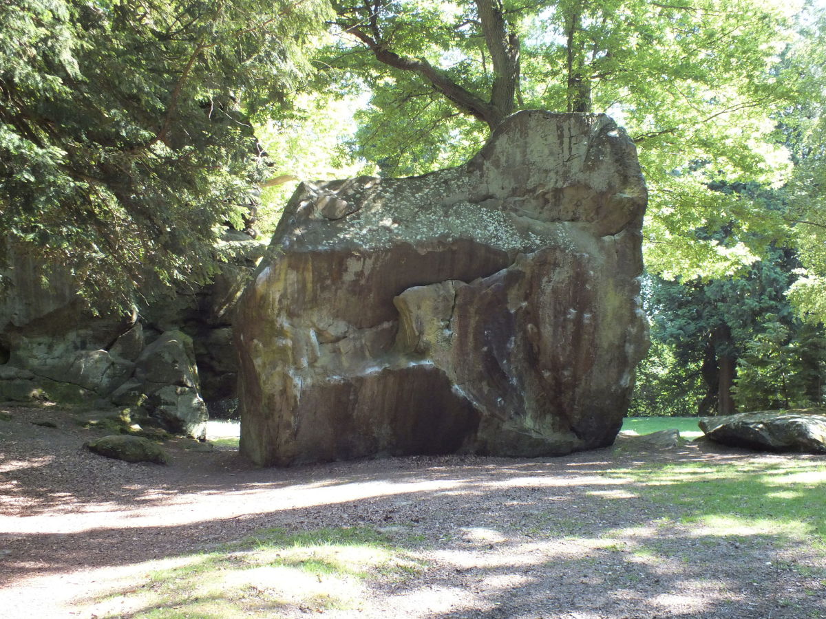 I'm pretty sure that this rock is old.--wikimedia commons