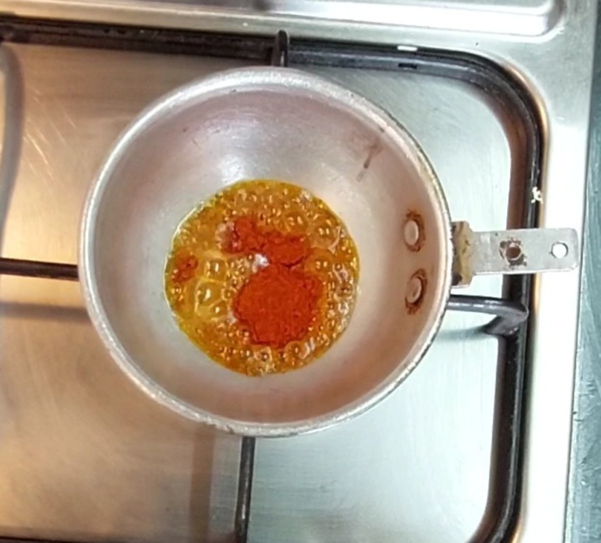In a frying pan, heat 1 tablespoon ghee and splutter 1 teaspoon cumin seeds. Add 1 teaspoon red chili powder, mix and switch off the flame.