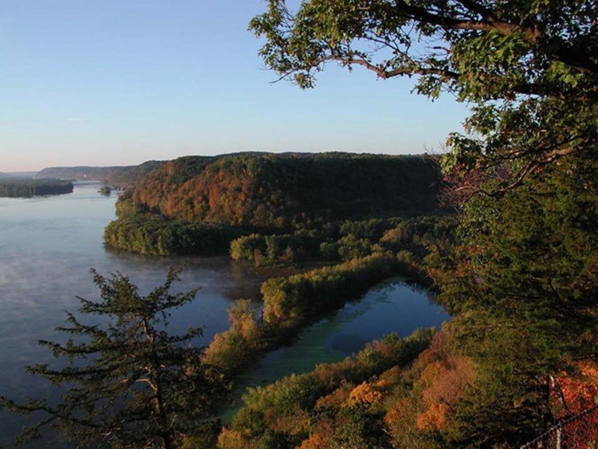 Great scenic outlook of the Effigy Mounds, the lower scenic view of the main trail.