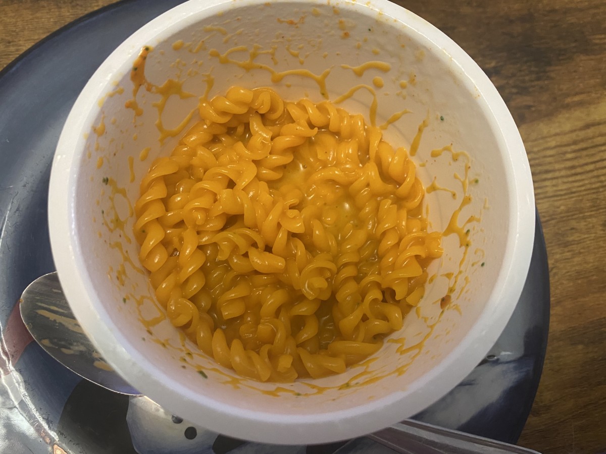 My Review of Every Flavor of Cheetos Mac 'n Cheese - Delishably