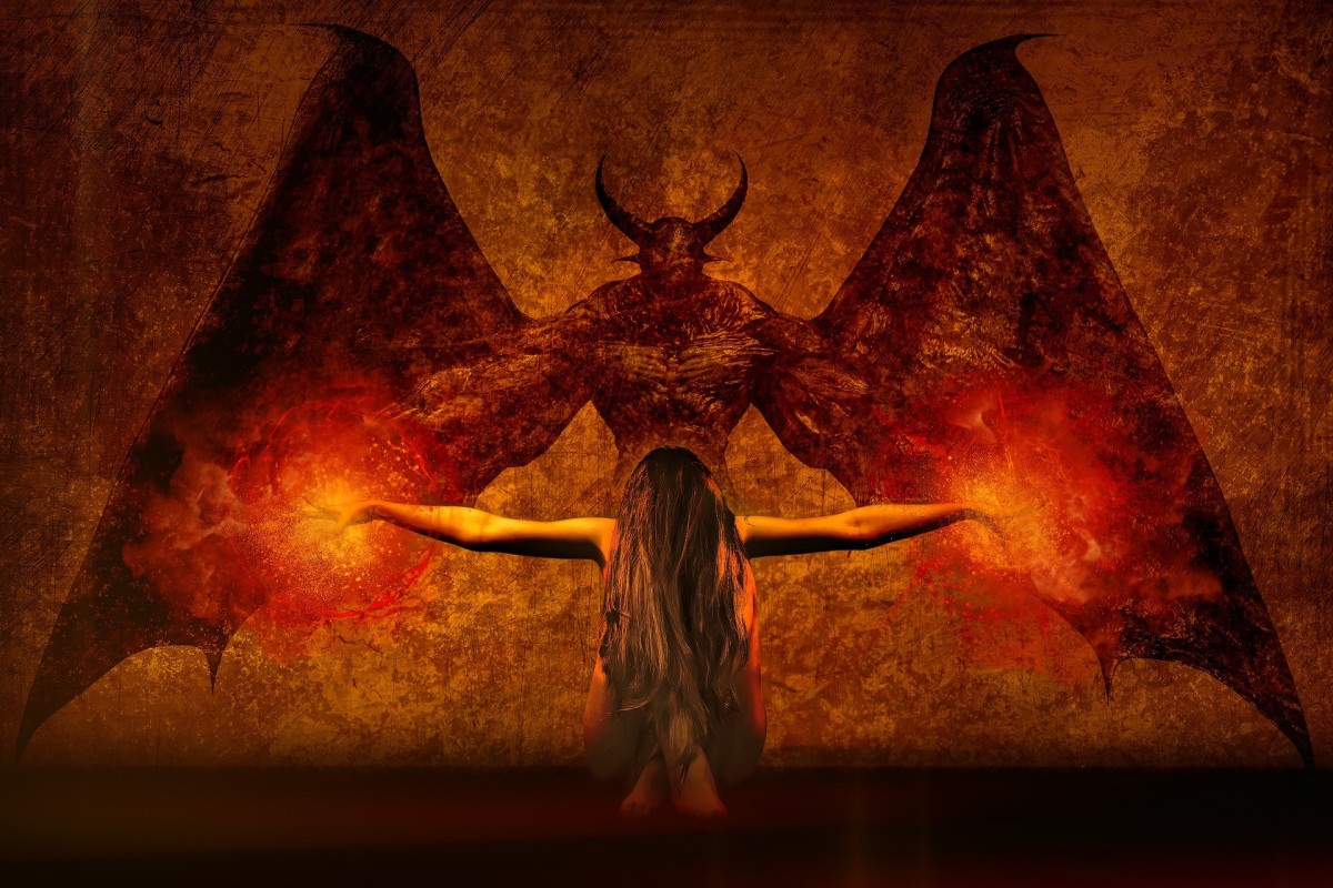 恶魔的特征通常包括召唤火或其他元素。