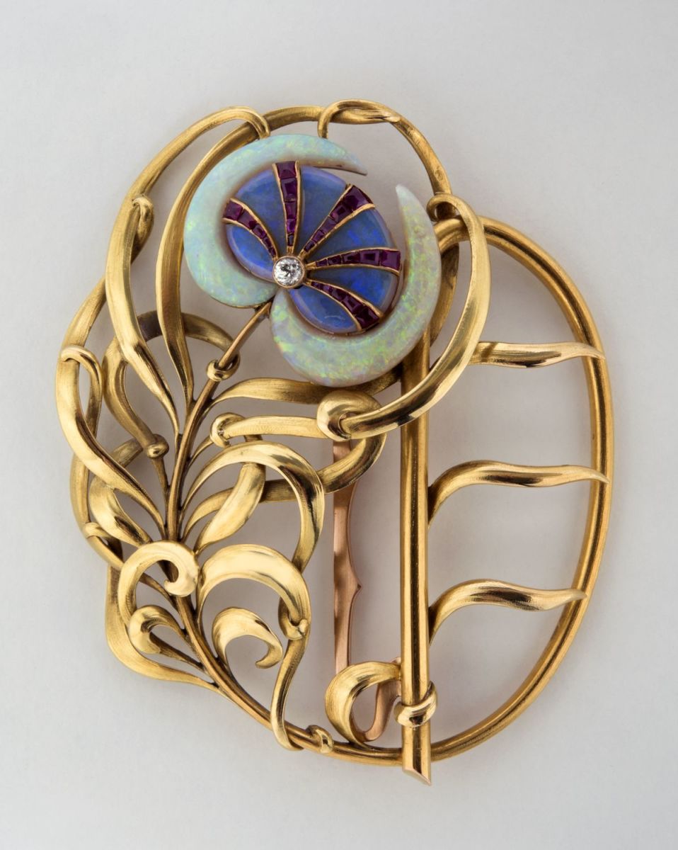 During the Art Nouveau era, everything from clothing, accessories, and architecture to wallpaper and posters heavily featured floral patterns. These patterns had similar flair to floristry displays from the time. 