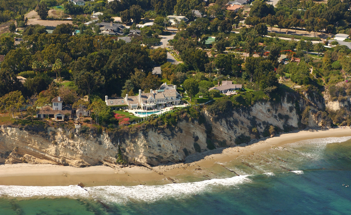 The Streisand mansion (centre with pool).