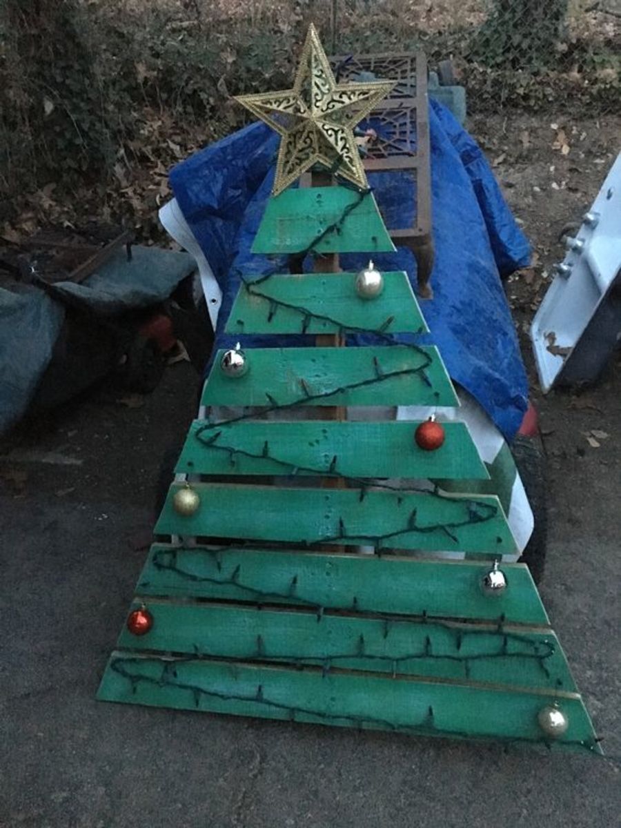 Green Pallet Tree With Zigzag Lights