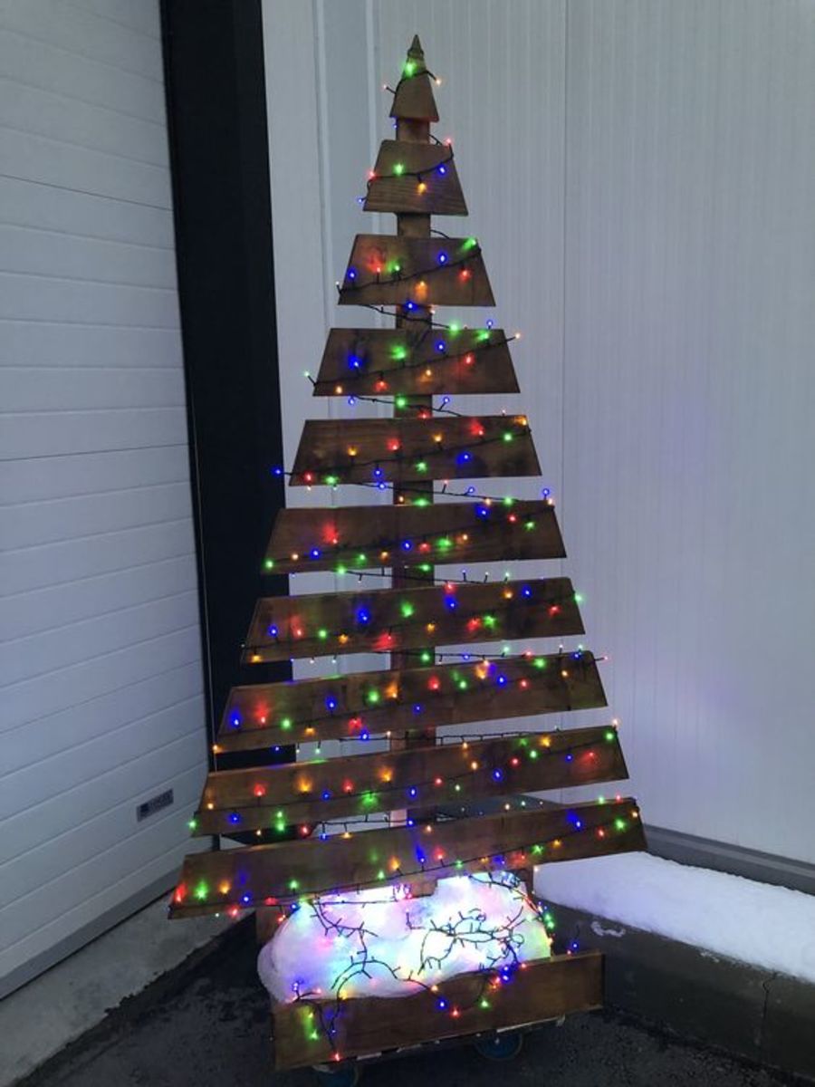 Pallet Tree With LED Lights