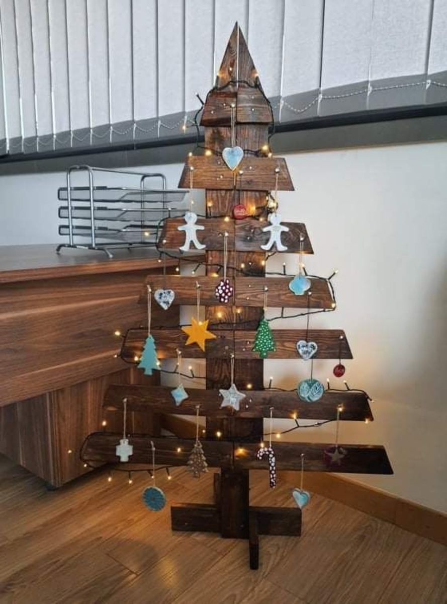 75+ Creative DIY Pallet Christmas Tree Ideas (Easy to Make!) - HubPages