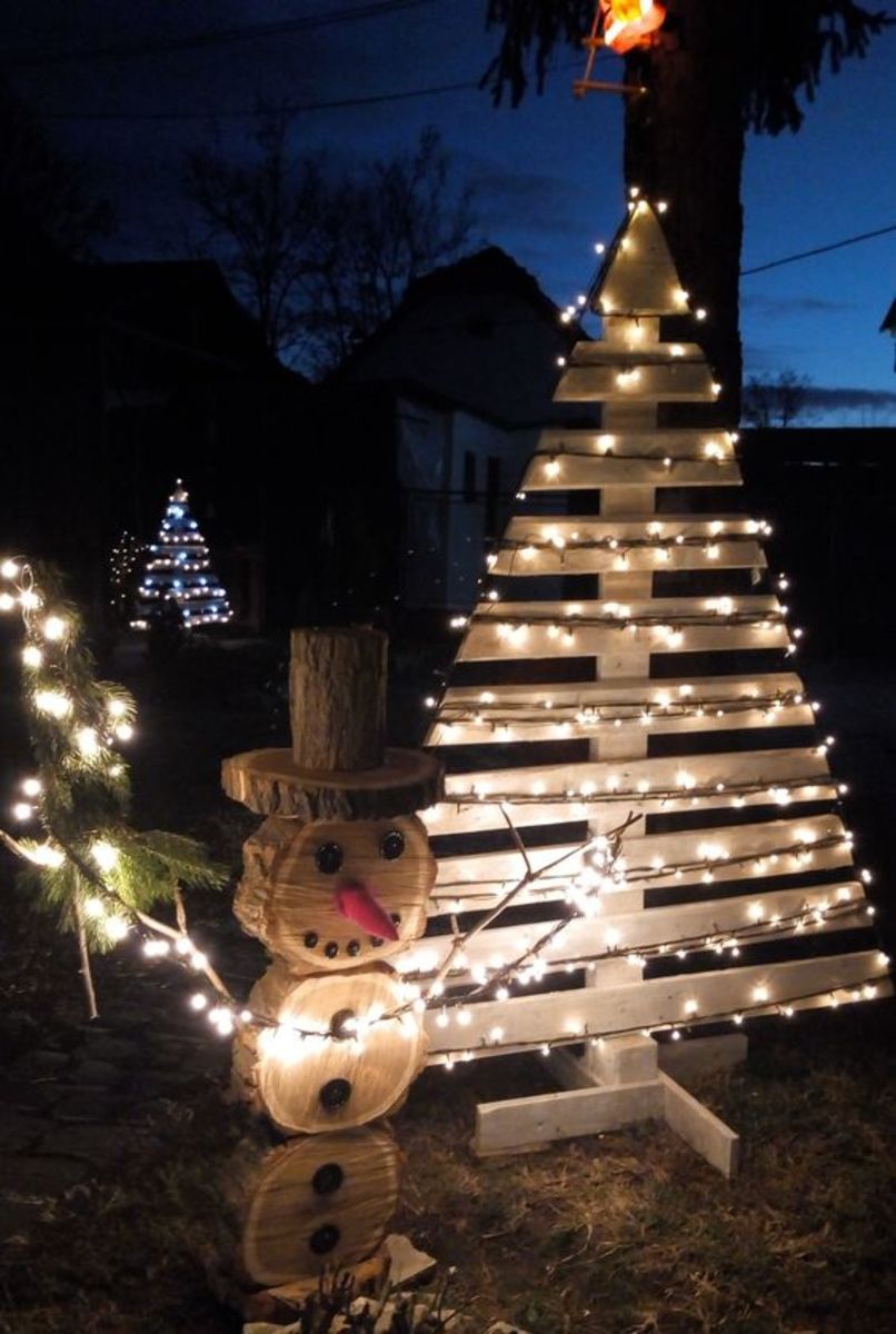 Outdoor Pallet Tree With Bright Lights