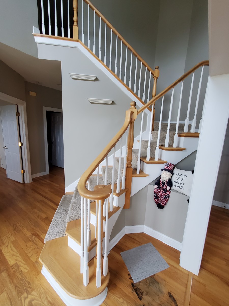 What are the best paint colors for staircase handrails and spindles?