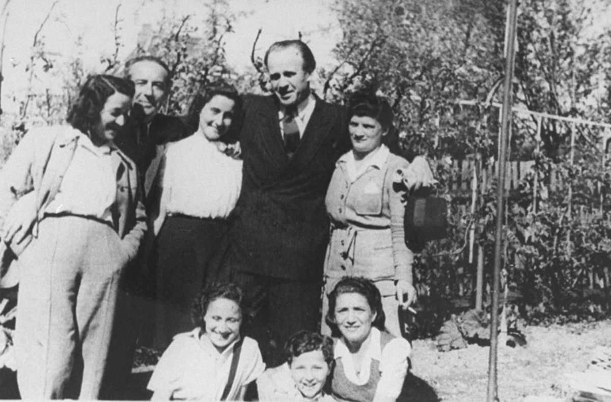 The real Oskar Schindler, with Schindler Jeuden (“Schindler Jews”) after the war.