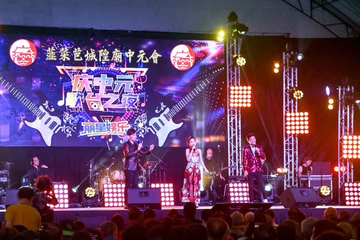 Today’s getai performances are also renowned for the dazzling costumes and stage effects.