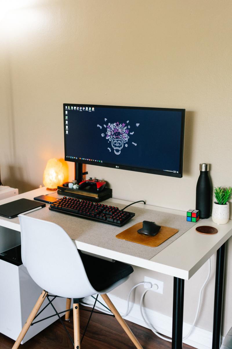 14 Minimalist Desk Setup Ideas for Maximum Style