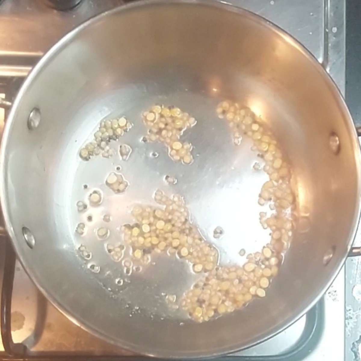 In a frying pan, heat 1 tablespoon oil and splutter 1/2 teaspoon mustard seeds. Add 1 teaspoon urad dal and 1 teaspoon chana dal. Saute for a few seconds. Add hing and saute till lentils turn golden brown.