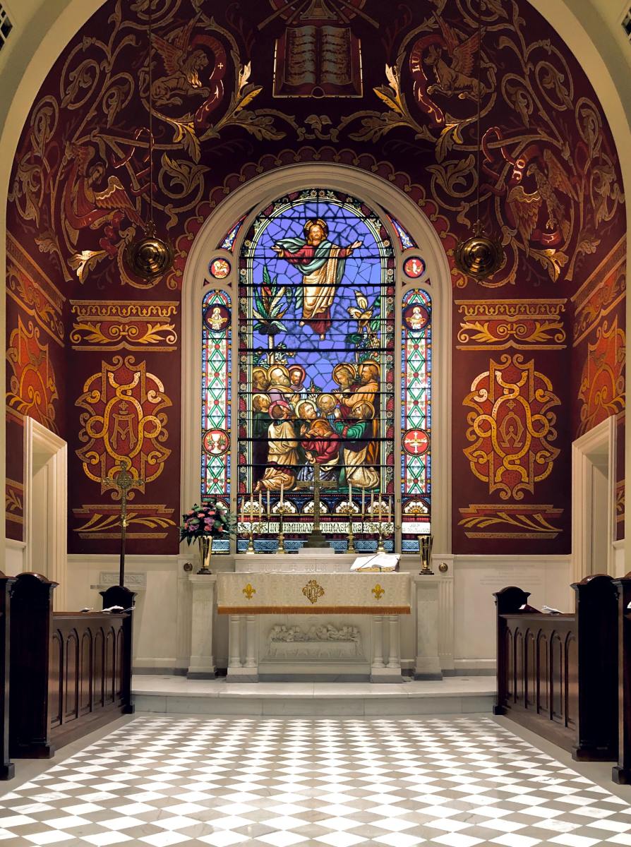 耶稣，像以利亚一样，被认为亲自升天，教堂的彩绘玻璃描绘了耶稣升天