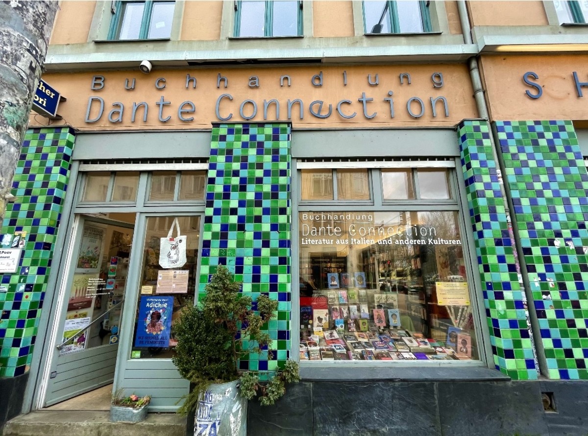The bookshop "Dante Connection" in Oranienstrasse specialises in classic and contemporary Italian literature, with hundreds of works available in German, English and Italian. A treasure of a bookstore for those who love Italian culture.