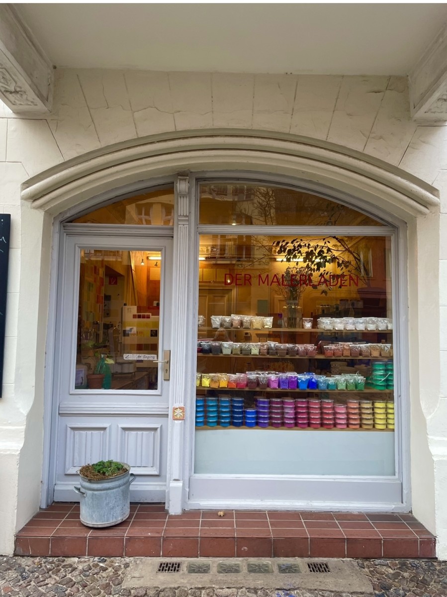 Color pigments for artistic souls. Small shop in Pücklerstrasse 30 close to Lausitzer Platz. 