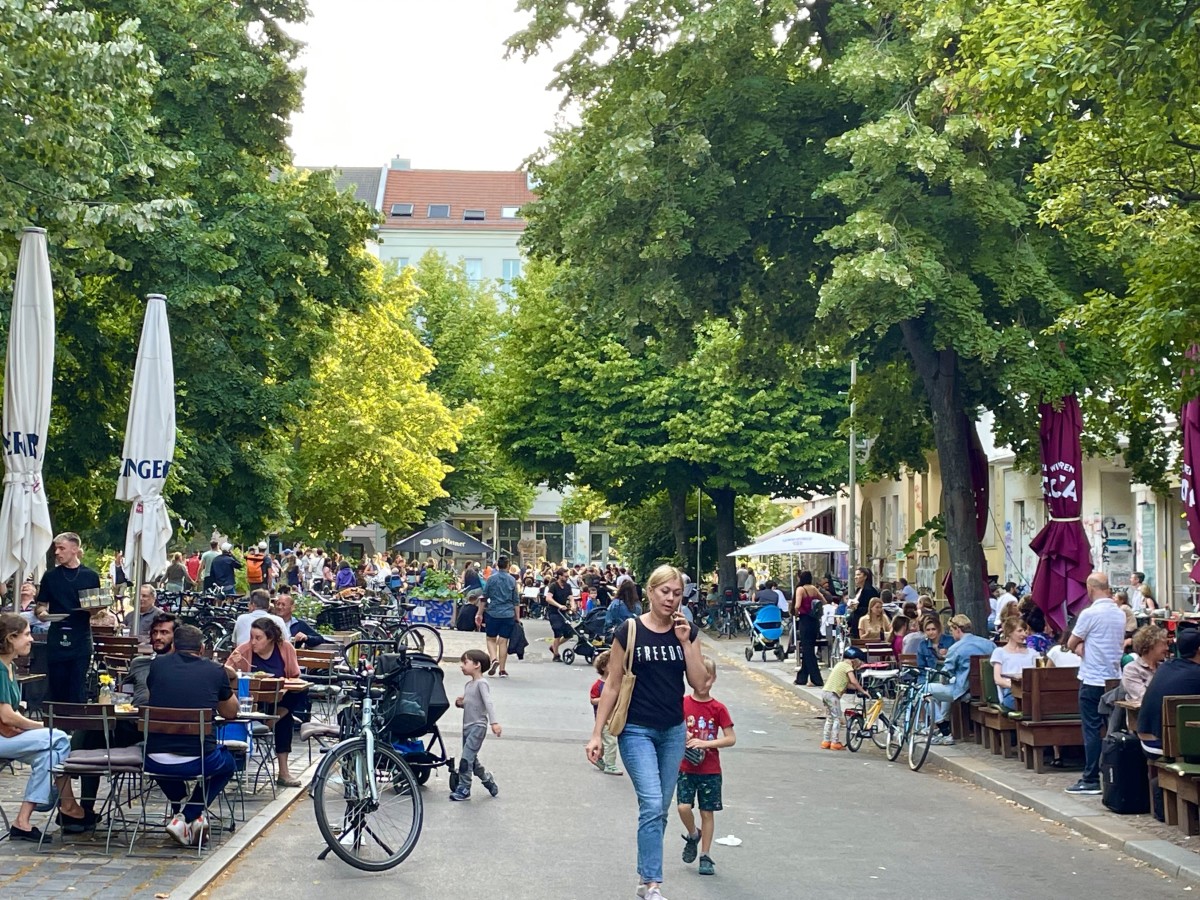 People  come together at Lausitzer Platz   for a pleasant time in the shade of green lush trees.