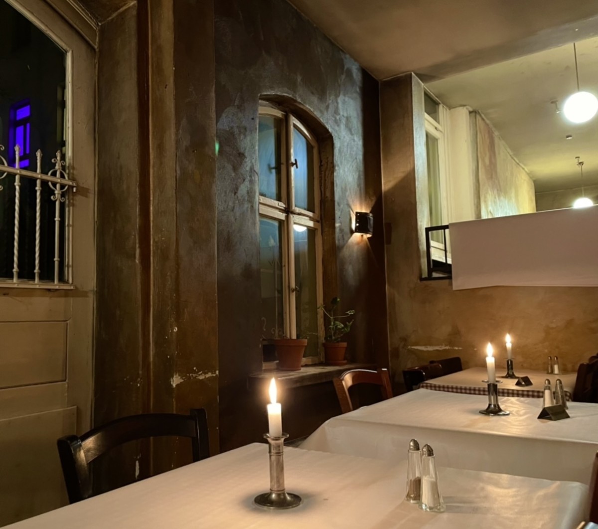 The elegant restaurant "Gorgonzola Club" offers authentic and delicious italian food. Calm atmosphere and perfect for a romantic dinner. Located near Oranien Platz. Open in the evening.