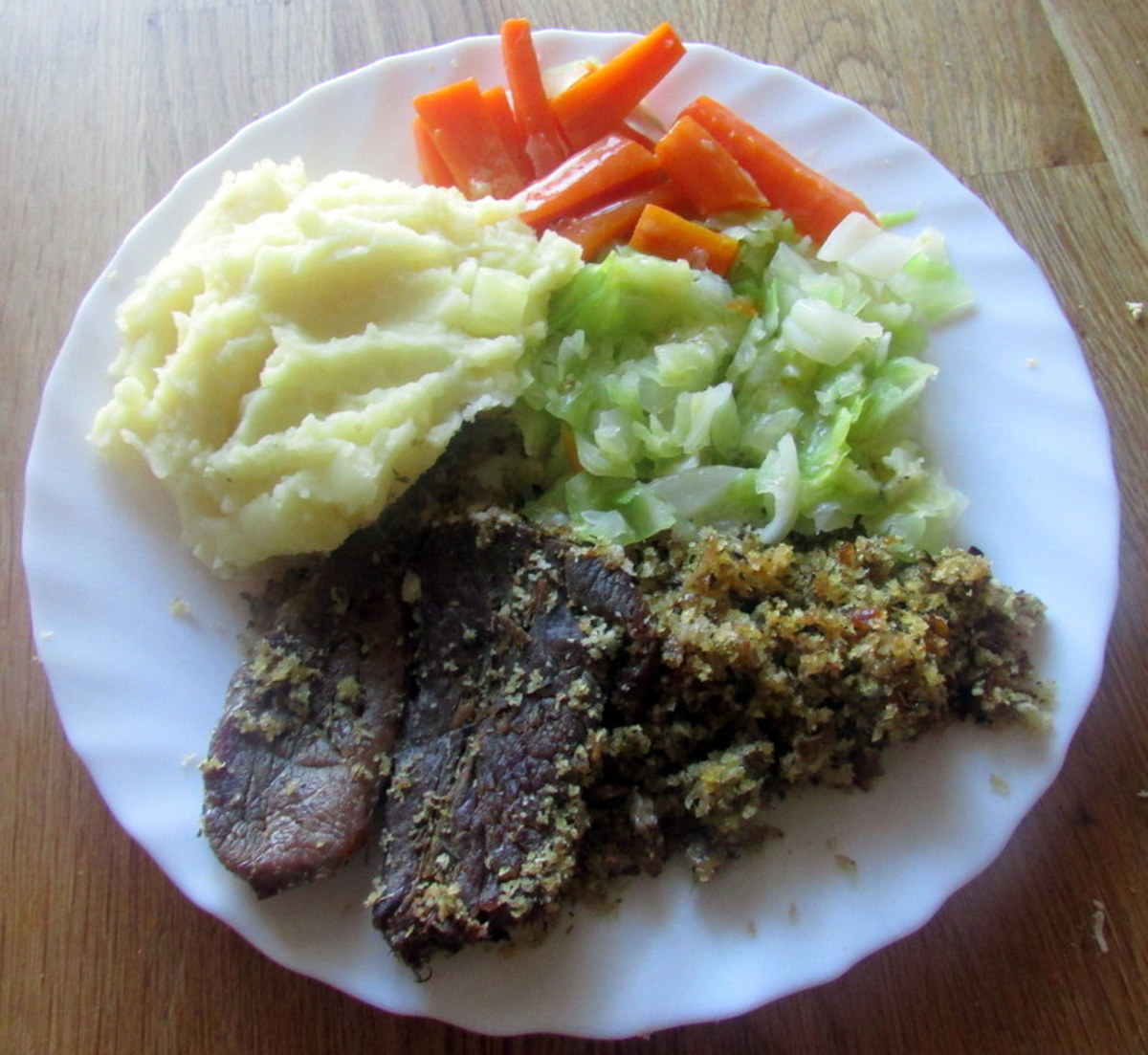 Lamb steaks with mashed potatoes and vegetables