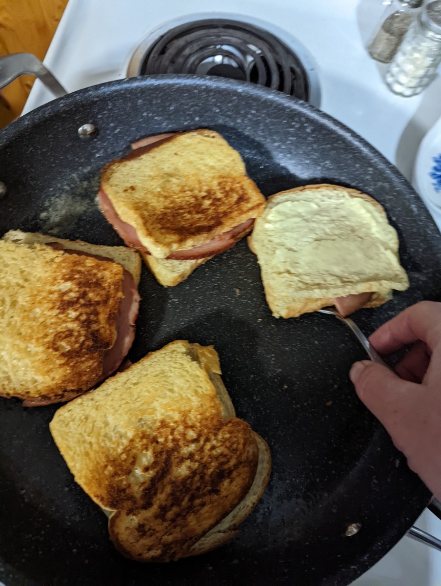 grilled-cheese-sandwich-in-a-frying-pan