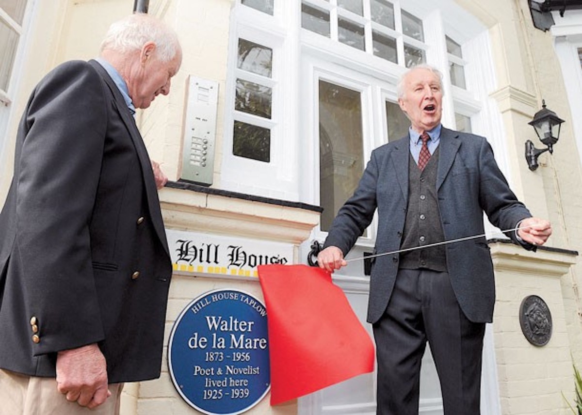 Unveiling of the Plaque to Walter de la Mare Hill House, Taplow May 2014 - Former Hill House resident Gavin Gordan (left) with Giles de la Mare 
