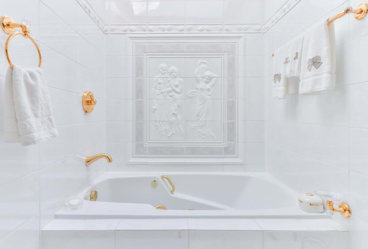 White is an excellent color for bathrooms intended to have a metal feng shui vibe. Gold metal accessories will make the room pop and look elegant.