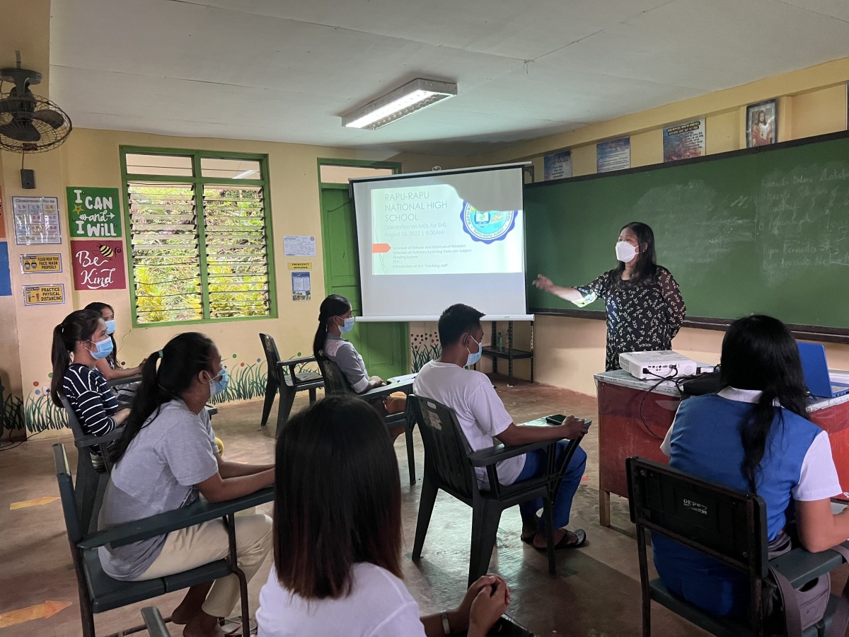 Mrs.Jimerita O. Marmol, Principal I of Rapu-Rapu NHS, delivers her message to the learner-attendees of orientation on the implementation of modular distance learning modality 2022-2023