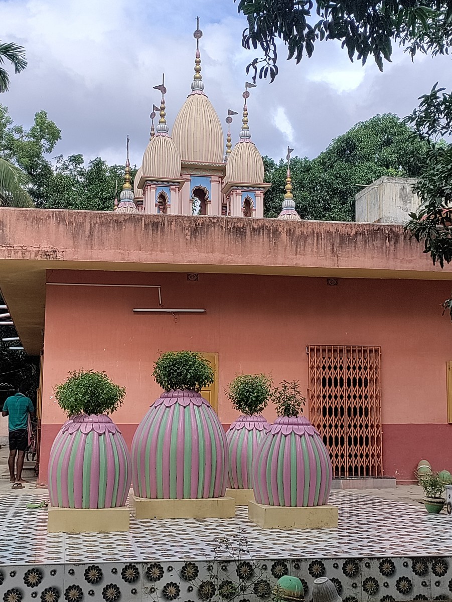 The "Pancha Tulsi Mancha" with the main temple in the background; Suvarna Vihar temple