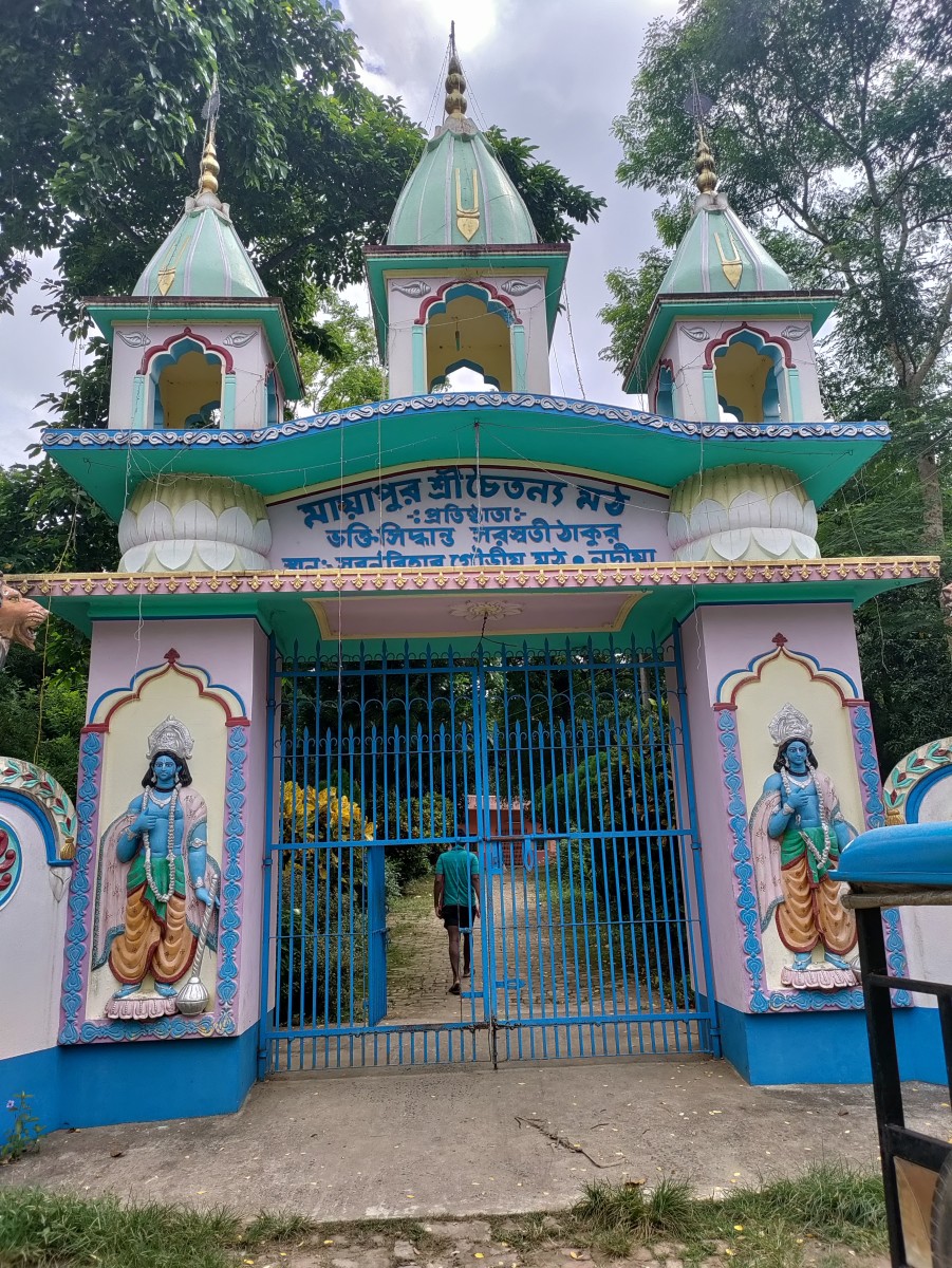 The main gate of Suvarna Vihar temple