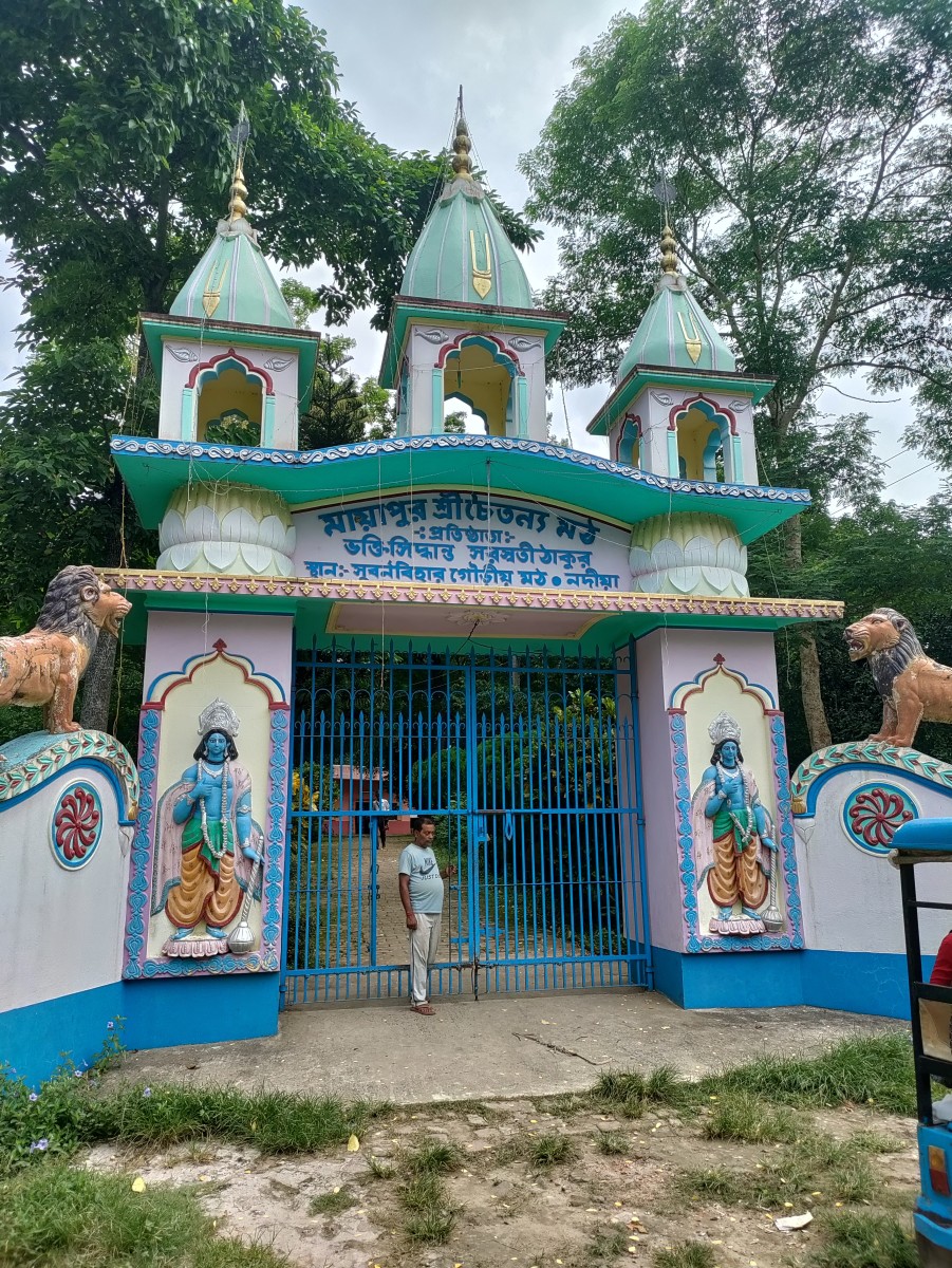 The main gate with Jai an Vijai and the lions