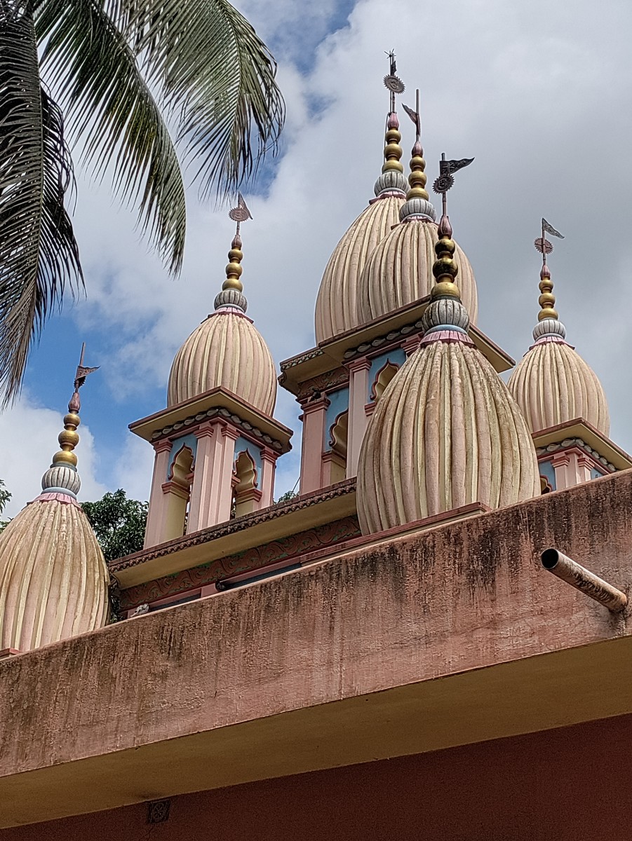 The "Nabaratna" (nine-spired) top of the sanctum; Suvarna Vihar Mutt