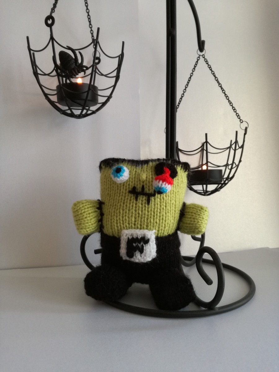 Knitted Halloween Frankenstein Doll (With Pattern)