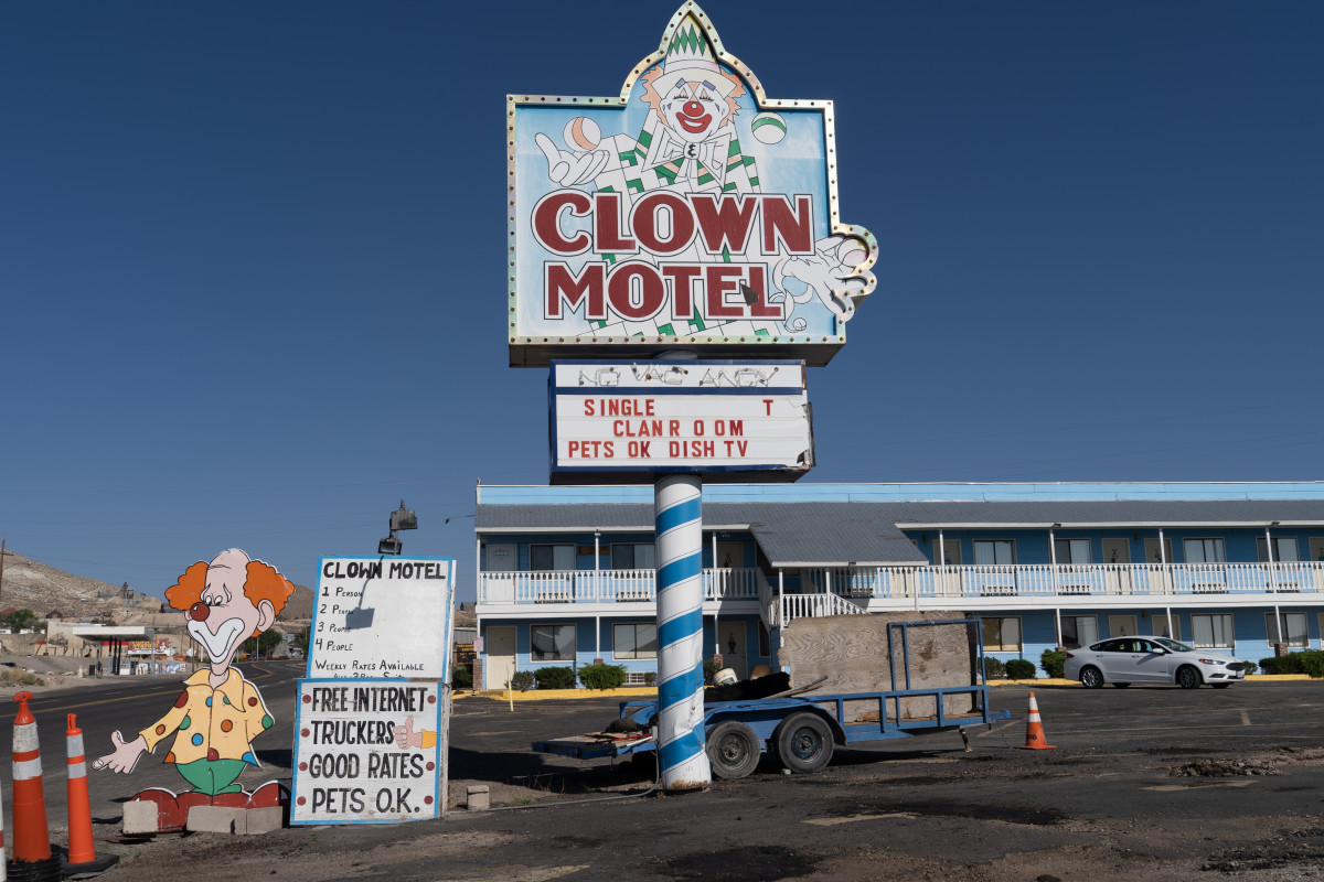 Clown motel. Клоун.отель.в.Неваде.фото. Motel Clown in Nevada.