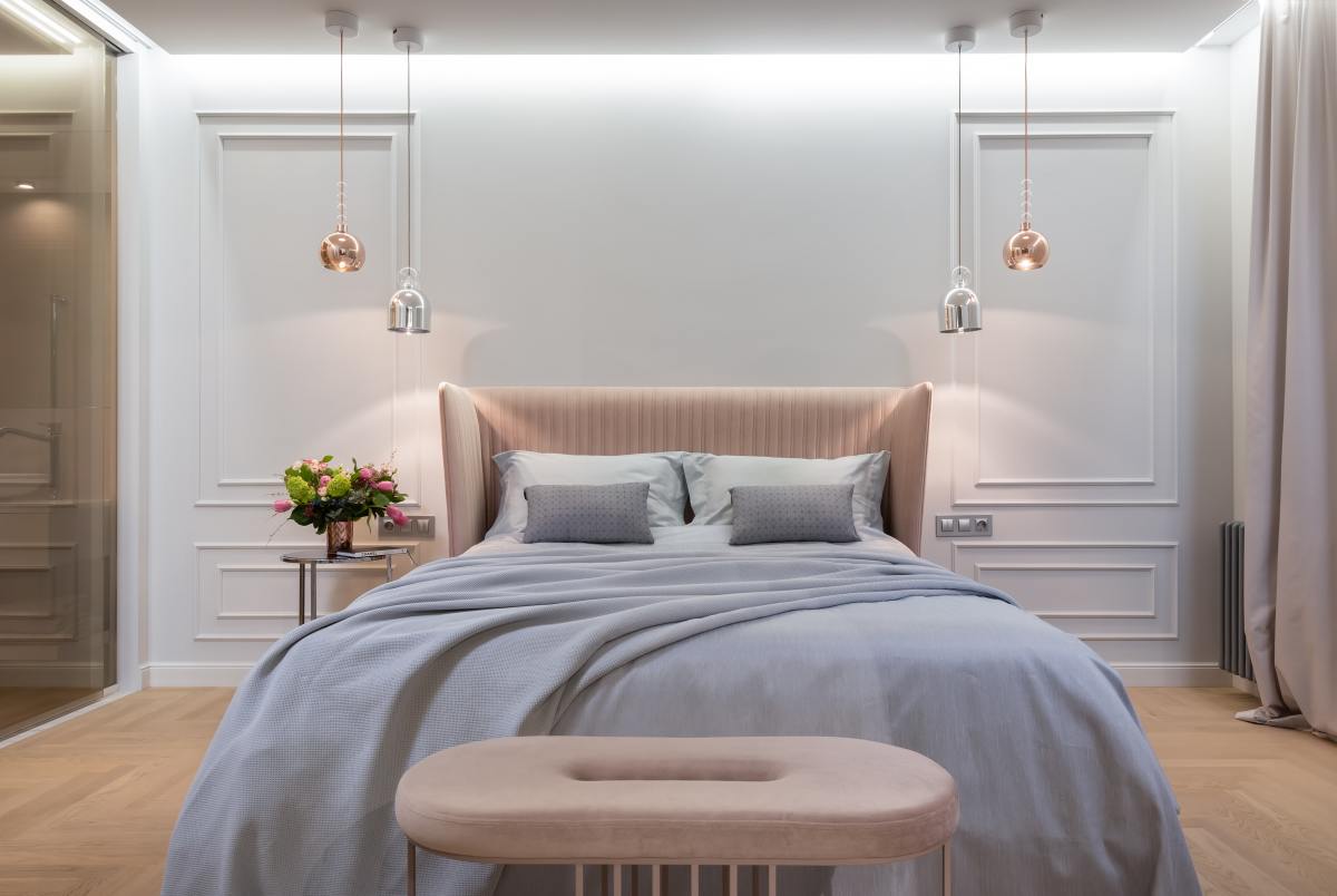 Select a light blue comforter to promote serenity and calm. Dark blues can be depressing in the bedroom. Metal light fixtures will go with this sign's vibe.