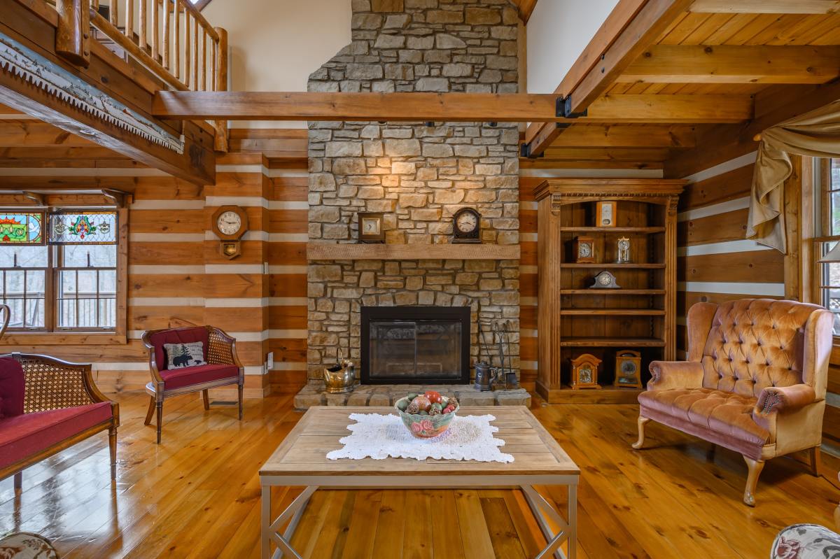 A cabin should look cozy and inviting. Red chairs and blue and purple accents can bring the room together.