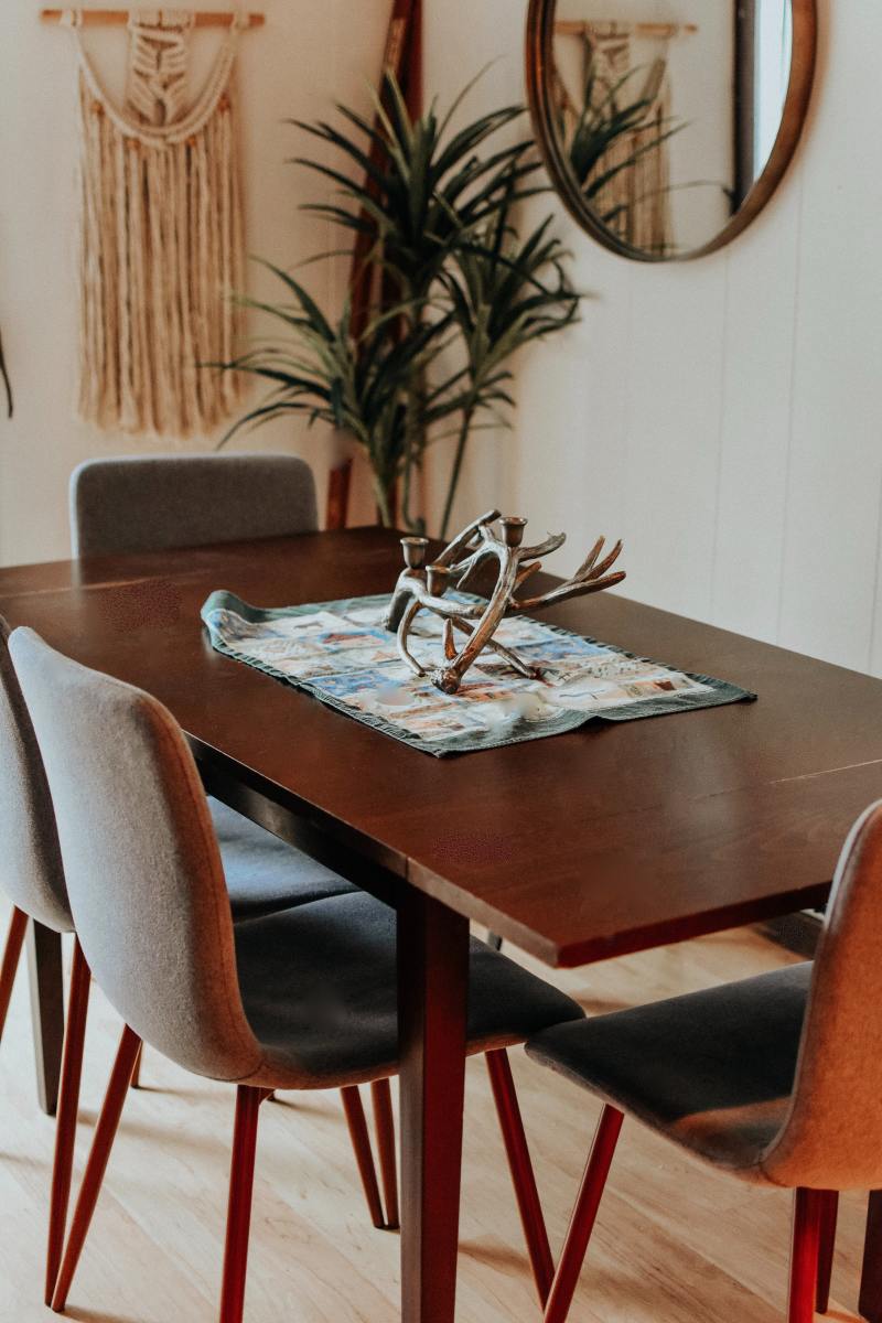 For a dining room, select wood with a red tint, like mahogany or cherry.