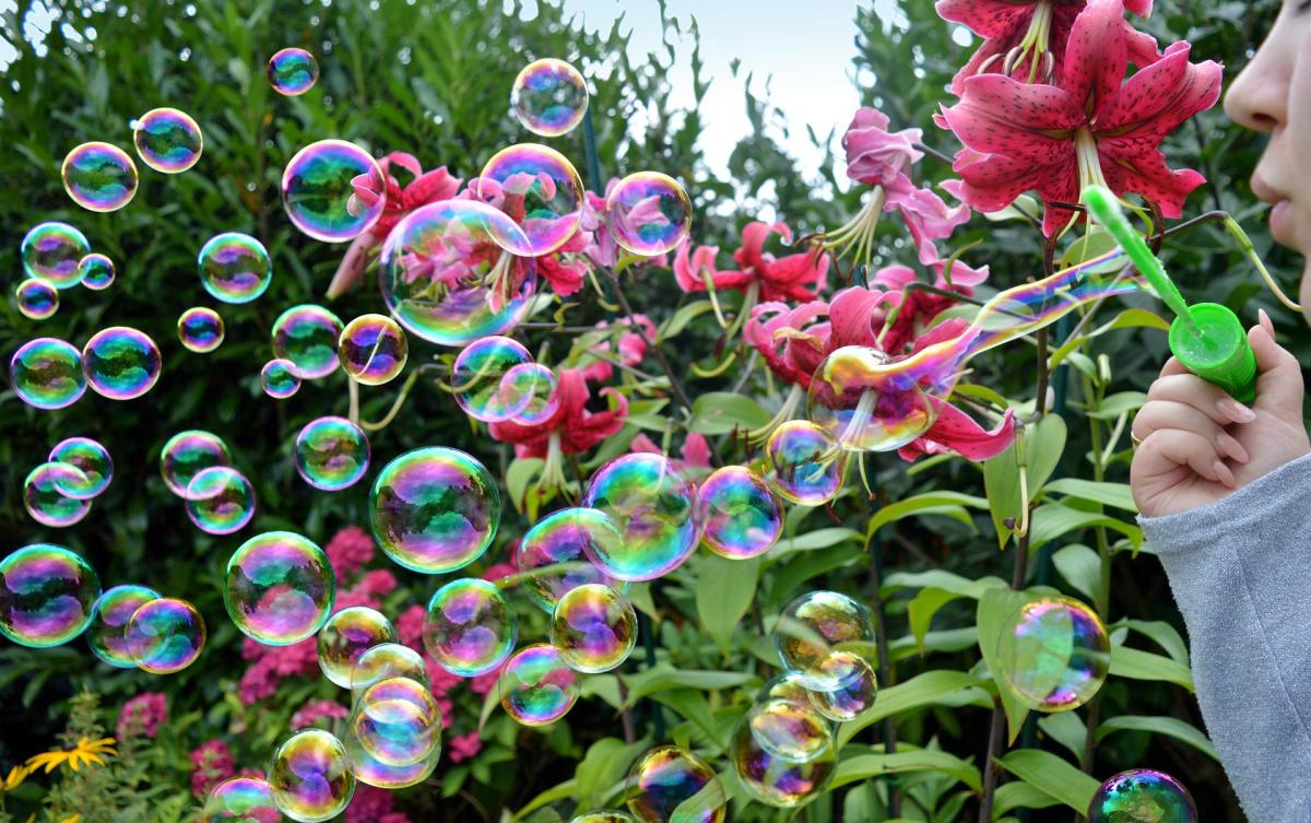 the-amazing-science-behind-blowing-long-lasting-bubbles